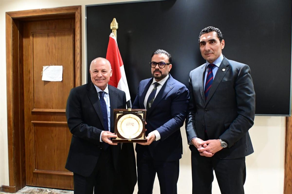 تكريم وتي شيرت هدية باجتماع لجنة الشباب لدعم منتخب مصر قبل المونديال&nbsp;