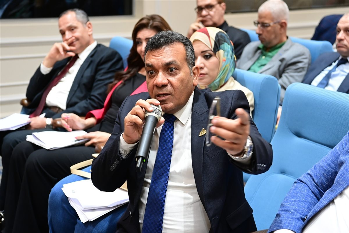 أشرف مرزوق يناقش تطوير المنشآت التعليمية ورفع كفاءة مدارس عين شمس
