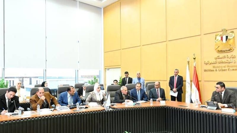 وزير الإسكان خلال