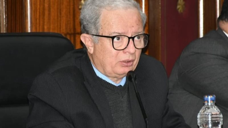 الدكتور حسين عيسى