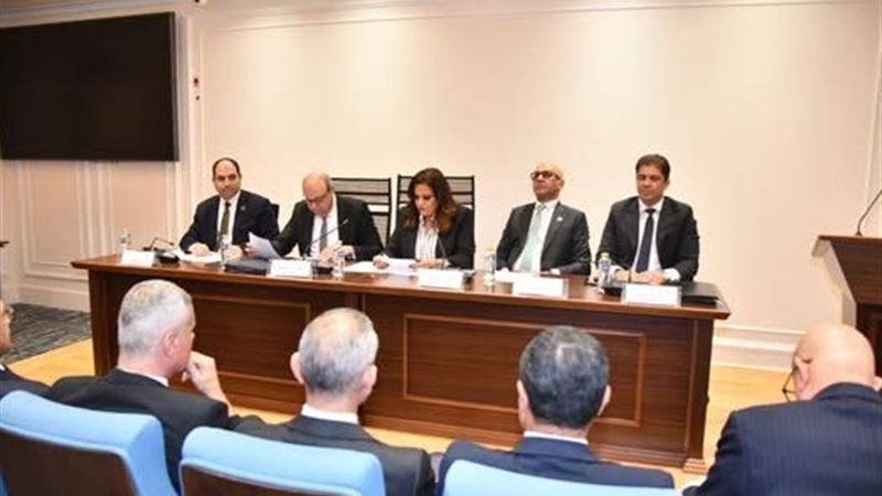 وزير الطيران خلال الاجتماع