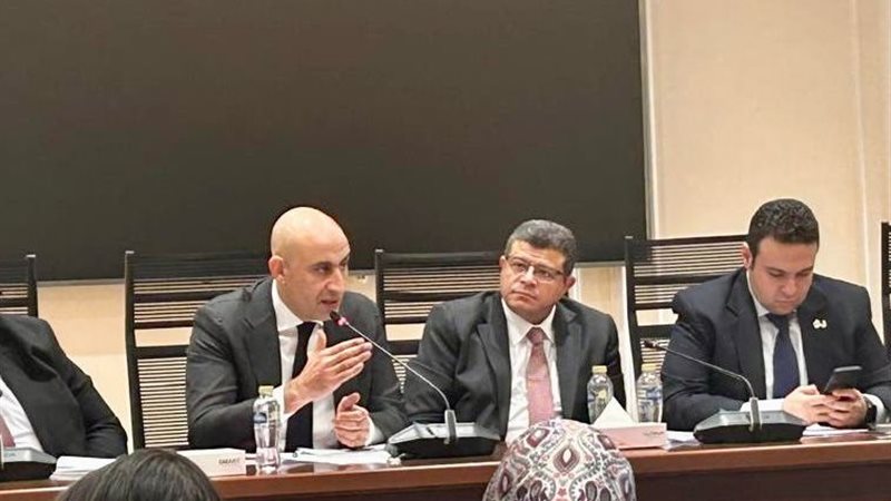 الوزير خلال اجتماع