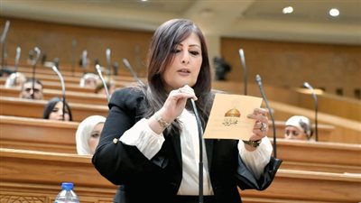 النائبة إليزابيث شاكر  