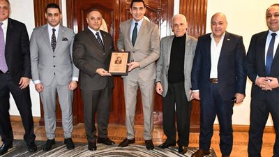 وزير الشباب والرياضة  