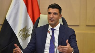 وزير الصناعة: نمضي في تنفيذ برنامج استراتيجي متكامل لتطوير ذلك القطاع  