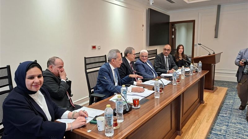 اجتماع لجنة القوي العاملة 