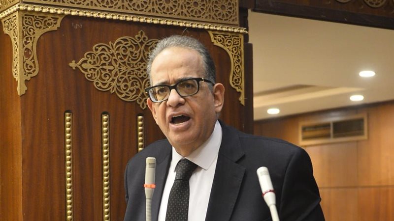 النائب طارق عبد العزيز