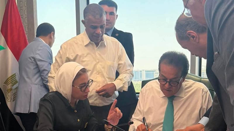 وزير الصحة يبحث مطالب