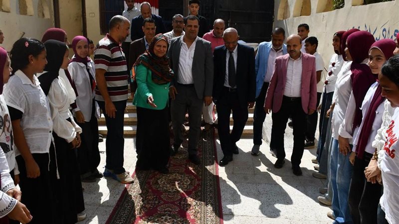 جولة تفقدية داخل معرض الاقتصاد والأنشطة المدرسية