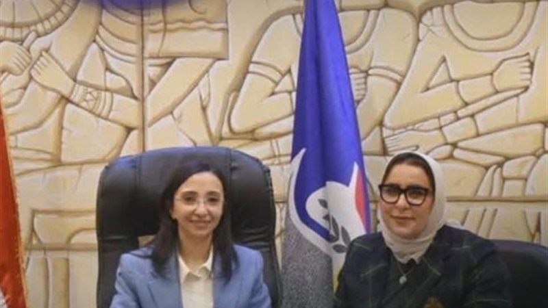  النائبة نيفين مع
